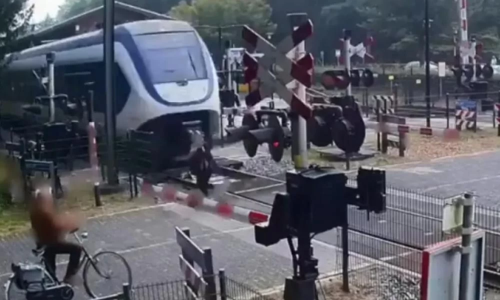 Τρελή οδηγός με τρελή πορεία πάνω σε διάβαση τρένου γλίτωσε στο παρά πέντε την σύγκρουση